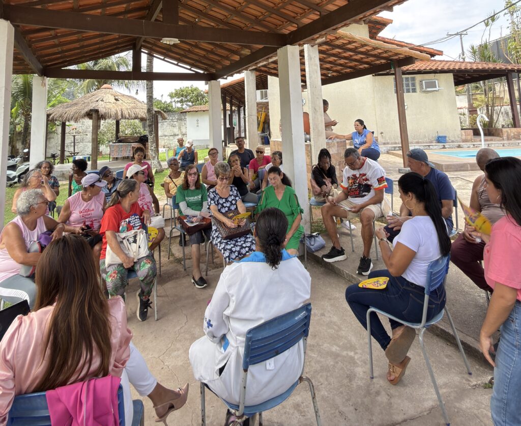 Idosos participam de roda de conversa sobre prevenção do câncer de mama durante ação do Outubro Rosa em Maricá.