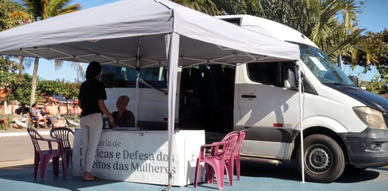 Moradores recebem vacinação e atendimento médico na Caravana da Saúde em Itaipuaçu, Maricá.