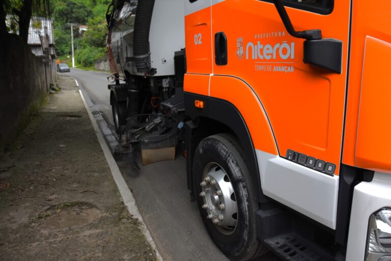 Força-tarefa da Clin em ação de limpeza e conservação urbana em morro de Niterói.