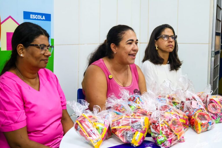 Crianças e adolescentes recebem doces durante ação de Dia das Crianças no Conselho Tutelar de Maricá.