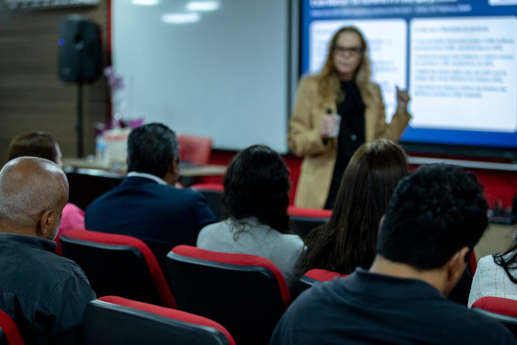 Palestra em Maricá sobre prevenção de assédio e discriminação para servidores municipais.