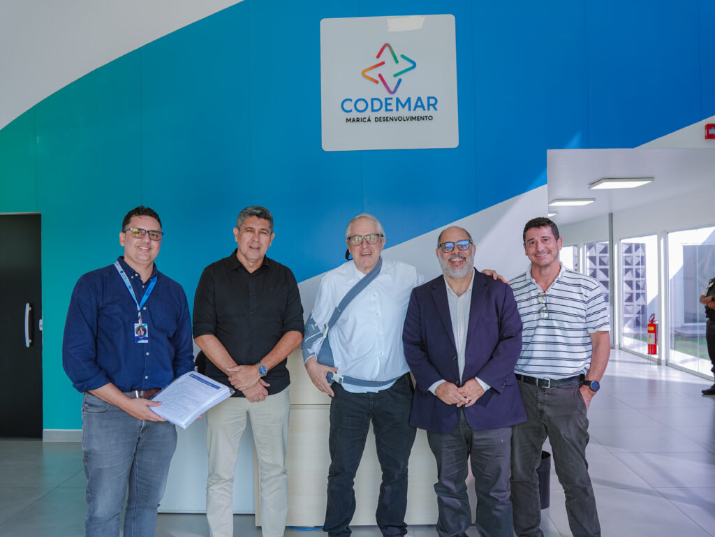 Estudantes observam aeronave da SAFE no Aeroporto de Maricá, programa Voar é Para Todos.