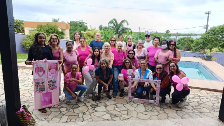 Idosos participam de palestra sobre prevenção do câncer de mama em Maricá durante o Outubro Rosa.
