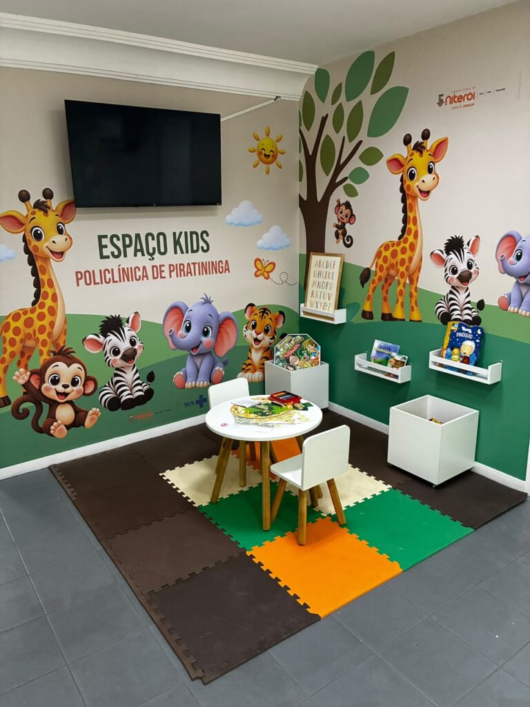 Crianças brincam e interagem com personagens em atividades de saúde em Niterói.