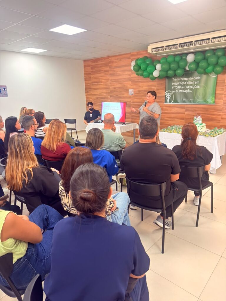 Profissionais de saúde participam de evento sobre fisioterapia e terapia ocupacional em Maricá, RJ.