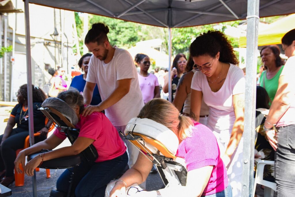 Colaboradoras da Clin de Niterói participam de atividades de conscientização e bem-estar durante a campanha Outubro Rosa.