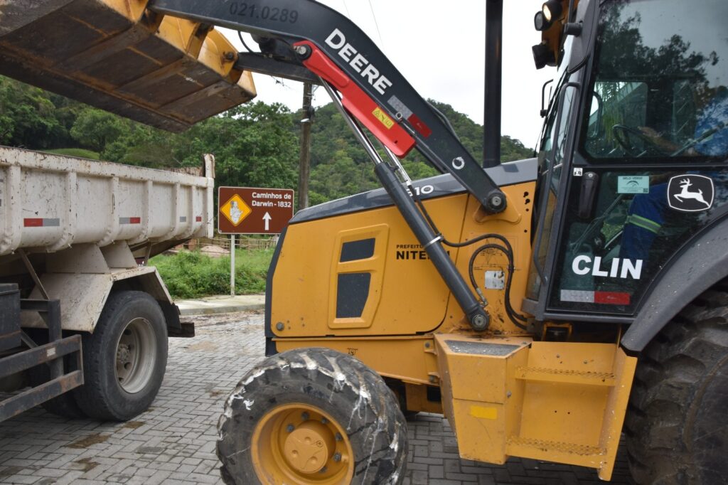 Equipe da Clin realiza mutirão de limpeza e lavagem no Engenho do Mato, Niterói, com maquinário e água de reúso.