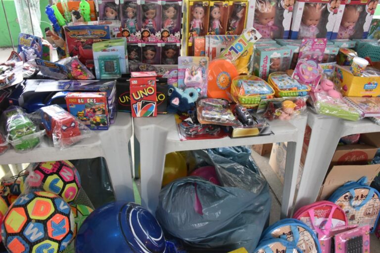 Crianças brincam em brinquedo inflável durante evento do Dia das Crianças em Maricá