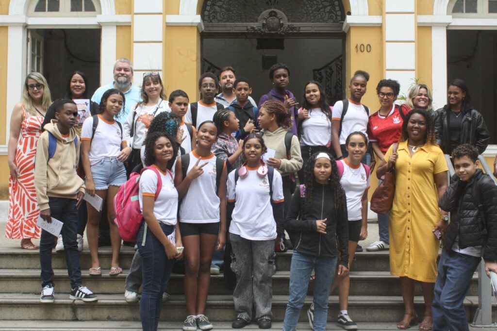 Alunos da rede municipal de Niterói aprendem sobre tributos e cidadania no Palácio Arariboia durante o programa EducaFisco.