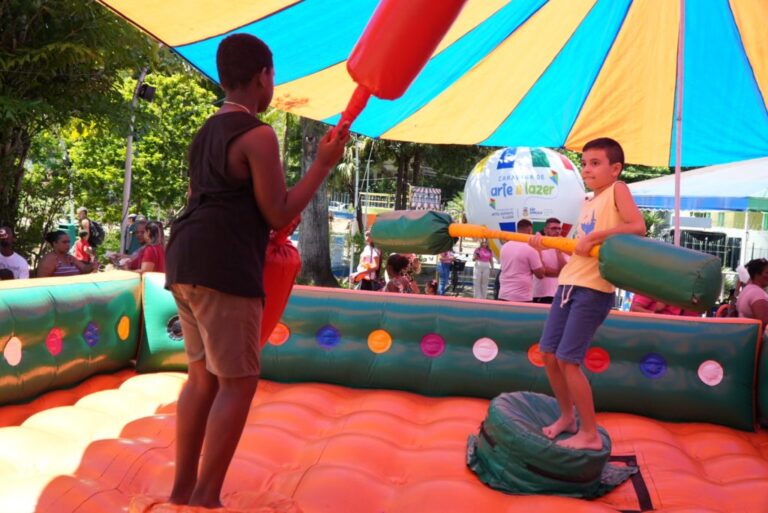 Crianças brincam em evento ao ar livre com brinquedos infláveis em São Gonçalo