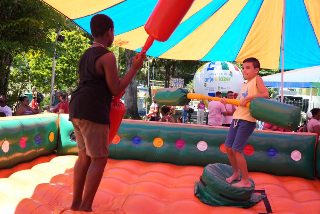 Crianças brincam em evento ao ar livre com brinquedos infláveis em São Gonçalo