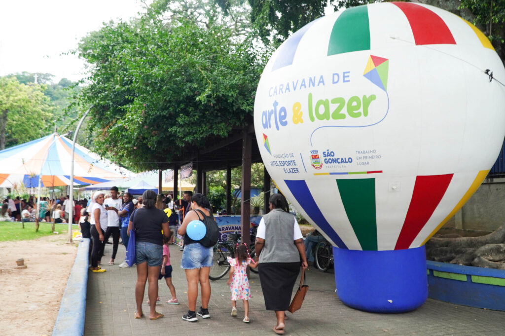 Crianças brincam em evento de lazer com pula-pula e brinquedos infláveis em São Gonçalo