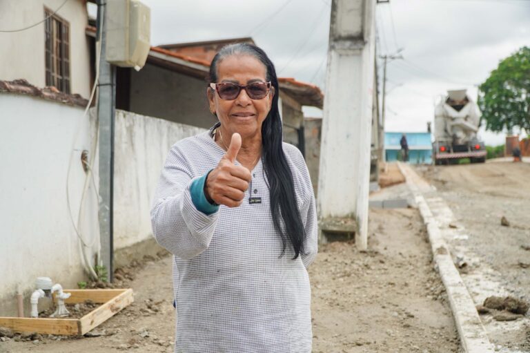 Trabalhadores instalando meio-fio em rua de Santa Izabel, São Gonçalo, durante obras de infraestrutura