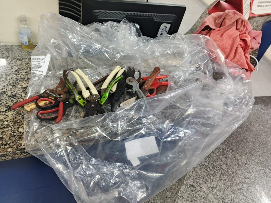 Agentes da Guarda Municipal de São Gonçalo em patrulhamento ou ação de prisão na cidade.