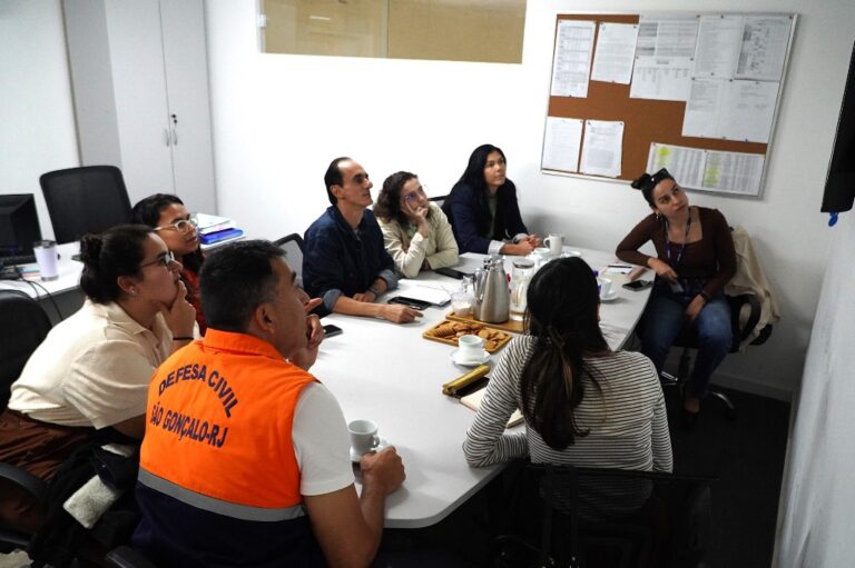 Representantes da Prefeitura de São Gonçalo em reunião sobre o Plano Municipal de Redução de Riscos.