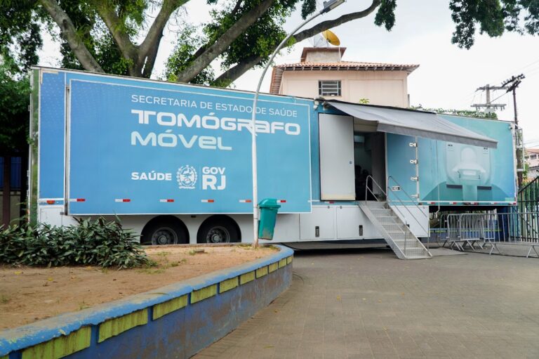 Carreta da tomografia computadorizada em São Gonçalo, atendendo pacientes do SUS na Praça Estephânia de Carvalho.