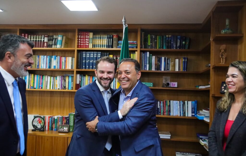 Prefeito de Niterói e secretária se reúnem com ministro da Fazenda em Brasília para discutir financiamentos e dívida previdenciária.