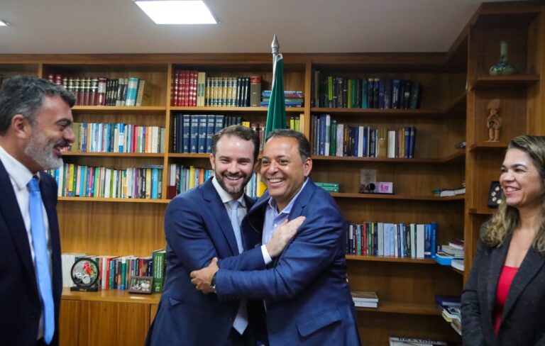 Prefeito de Niterói e secretária se reúnem com ministro da Fazenda em Brasília para discutir financiamentos e dívida previdenciária.