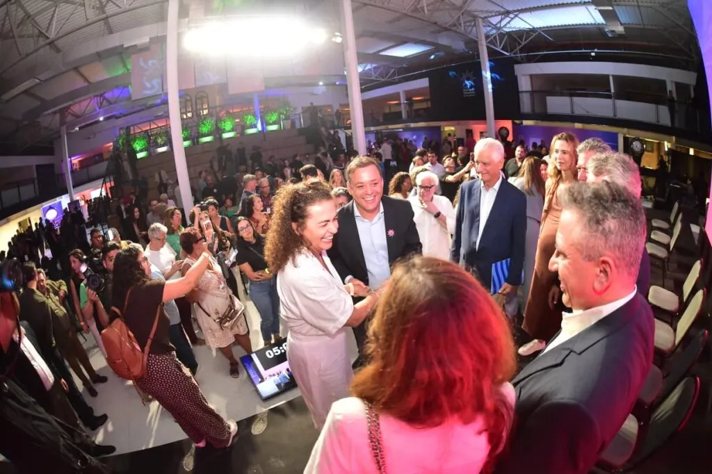 Prefeito Rodrigo Neves e autoridades no lançamento do Marco Zero do Distrito de Inovação da Cantareira, em Niterói.