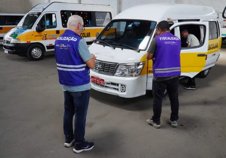 Veículo de transporte escolar em São Gonçalo, simbolizando o início do credenciamento obrigatório para 2026.