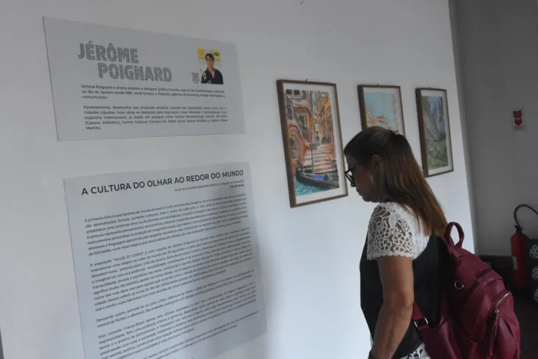 Artista francês expõe quadros de cidades do mundo em aquarela na Casa de Cultura de Maricá até 18 de abril