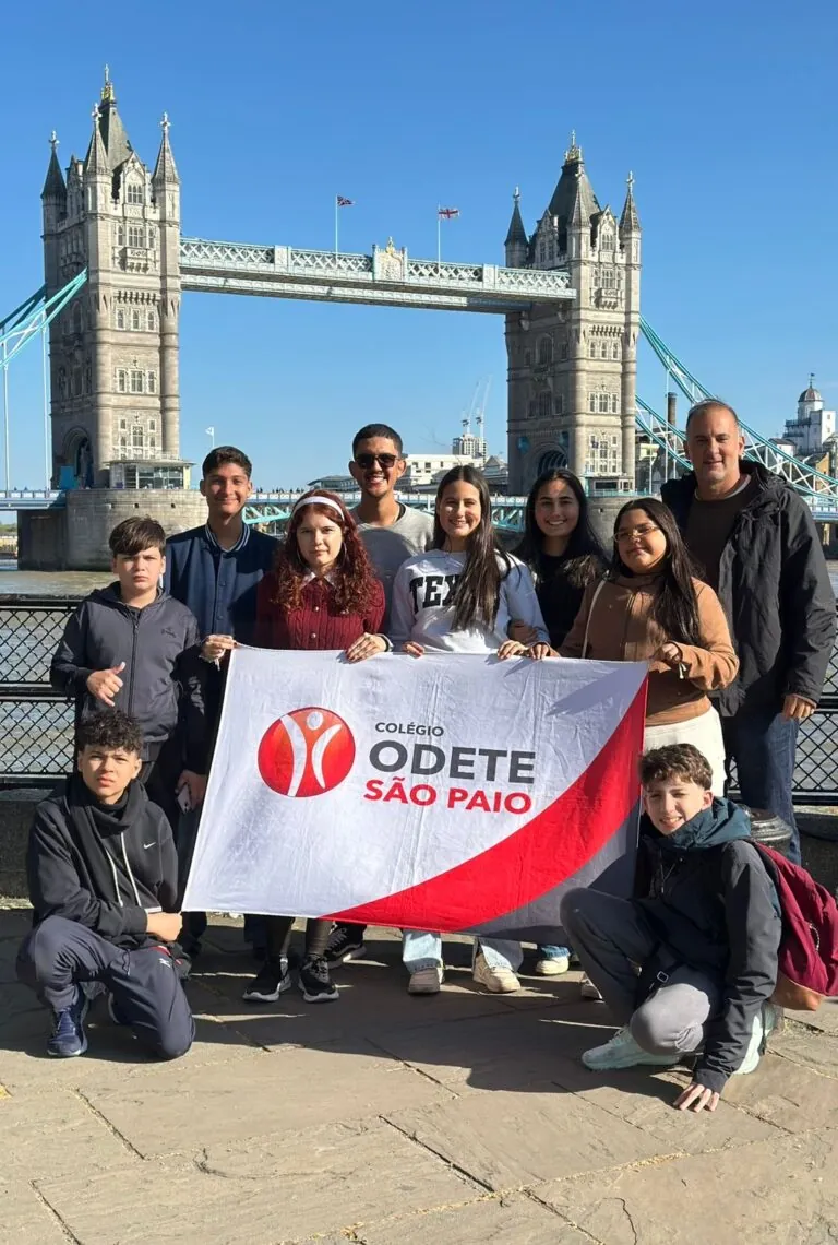 Alunos do Colégio Odete São Paio, de São Gonçalo, com troféu de robótica no Reino Unido, representando o Brasil.