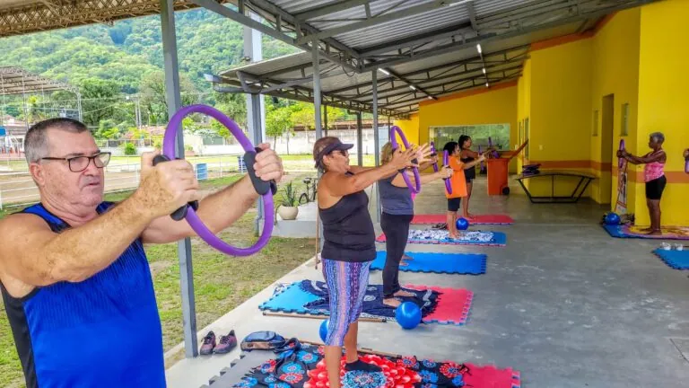Pessoas praticando atividades físicas ao ar livre no Parque Rural de Niterói, ilustrando vagas gratuitas.