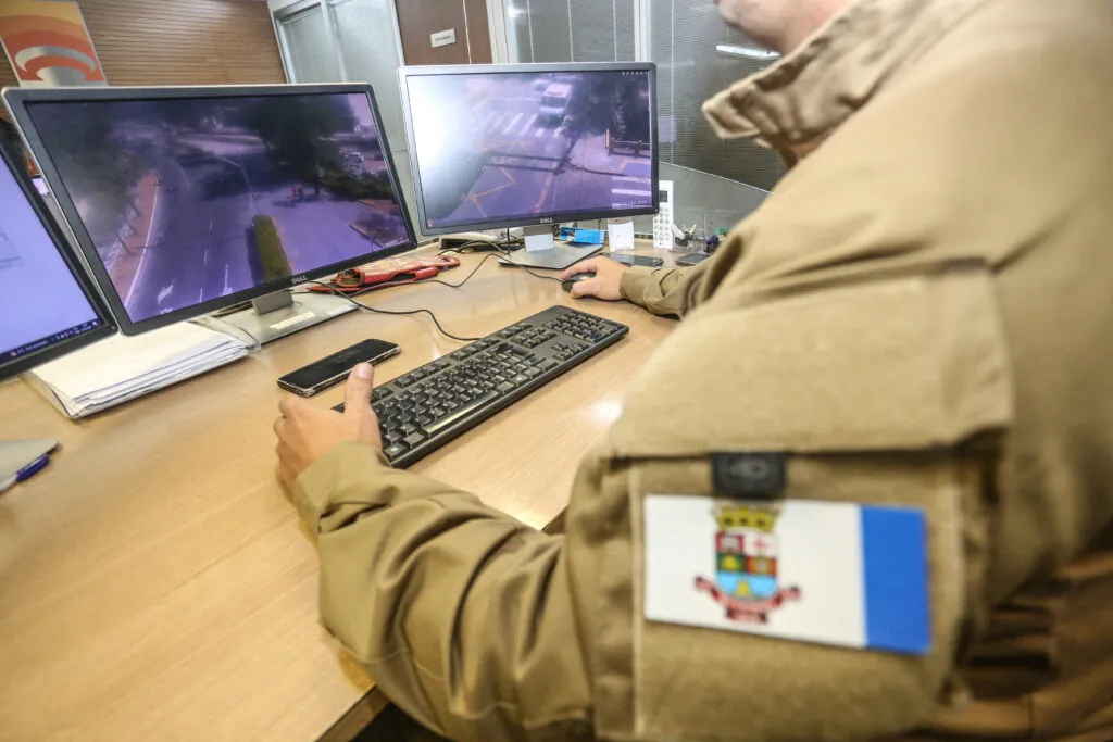 Câmeras de videomonitoramento em Niterói, parte do sistema CISP 2.0, que agora integra IA e reconhecimento facial.
