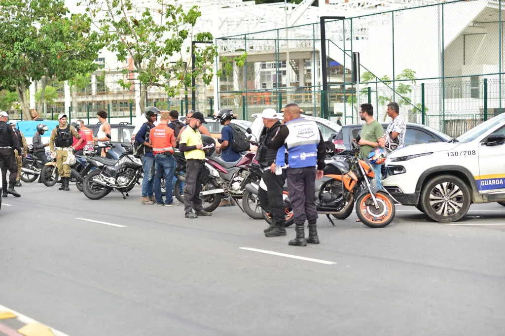 Agentes da Nittrans e Guarda Municipal fiscalizam motocicletas em operação contra ruído excessivo em Niterói.
