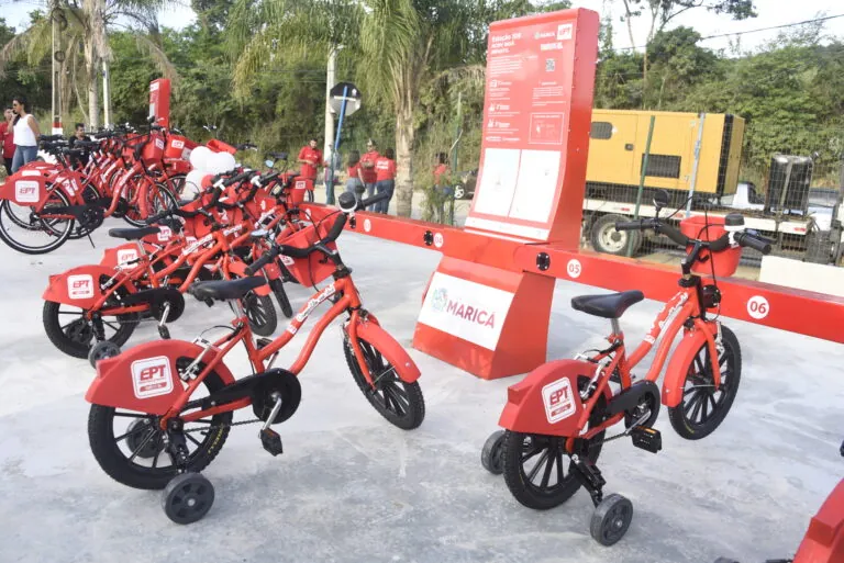Prefeitura de Maricá leva serviços e oportunidades a comunidades, com foco em emprego e mobilidade.