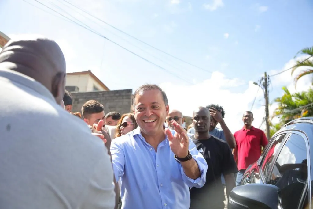 Prefeito de Niterói, Rodrigo Neves, vistoria obras de contenção de encostas no Morro do Pires, Engenhoca, em Niterói.