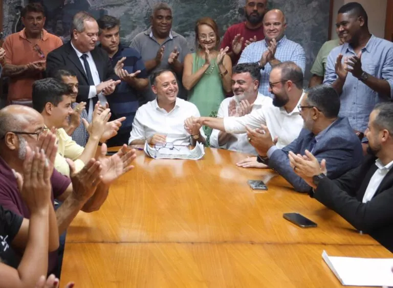 Prefeito de Niterói Rodrigo Neves em evento sobre obras de drenagem e pavimentação na Região Oceânica.
