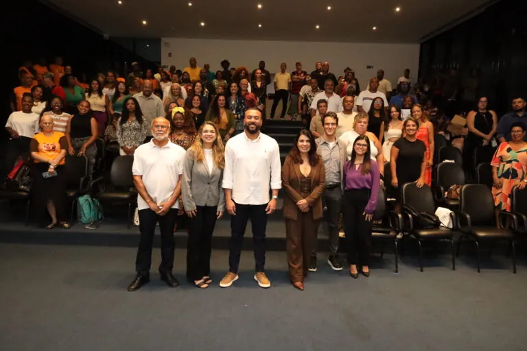 Lideranças comunitárias de Niterói durante aula ou evento da Prefeitura e FGV.