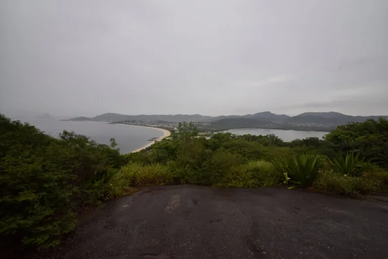 Pessoas com deficiência em trilha inclusiva em Niterói, usando cadeira adaptada, acompanhadas por equipe.