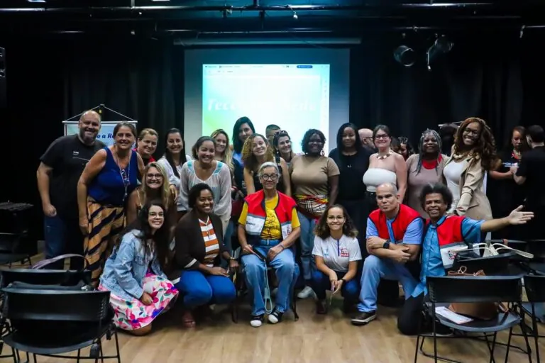 Servidores da Prefeitura de Maricá em reunião do Fórum 'Tecendo a Rede' para debater segurança pública.