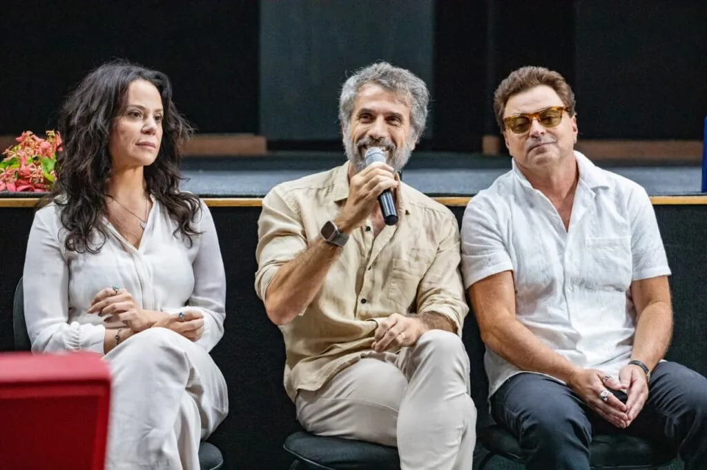 Atriz Vanessa Gerbelli, ator Eriberto Leão e secretário Sady Bianchin em coletiva de "Jesus de Nazaré" em Maricá.
