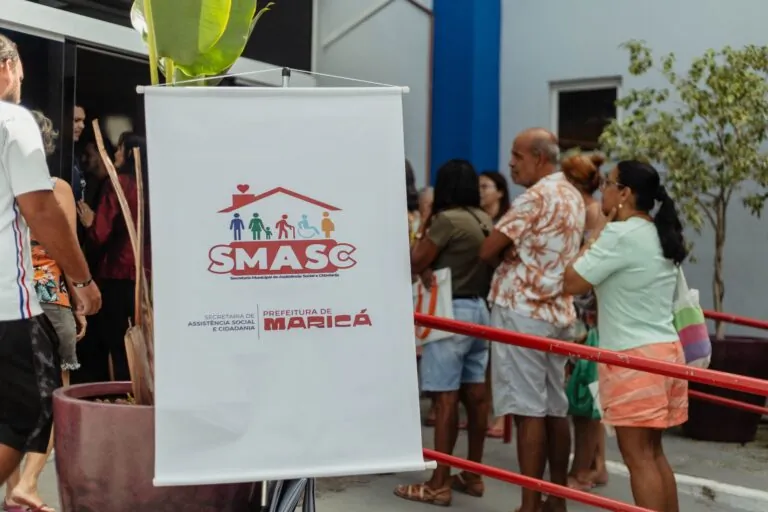 Idosos recebem atendimento para emissão de carteira de identidade em mutirão da Prefeitura de Maricá, em Itaipuaçu.