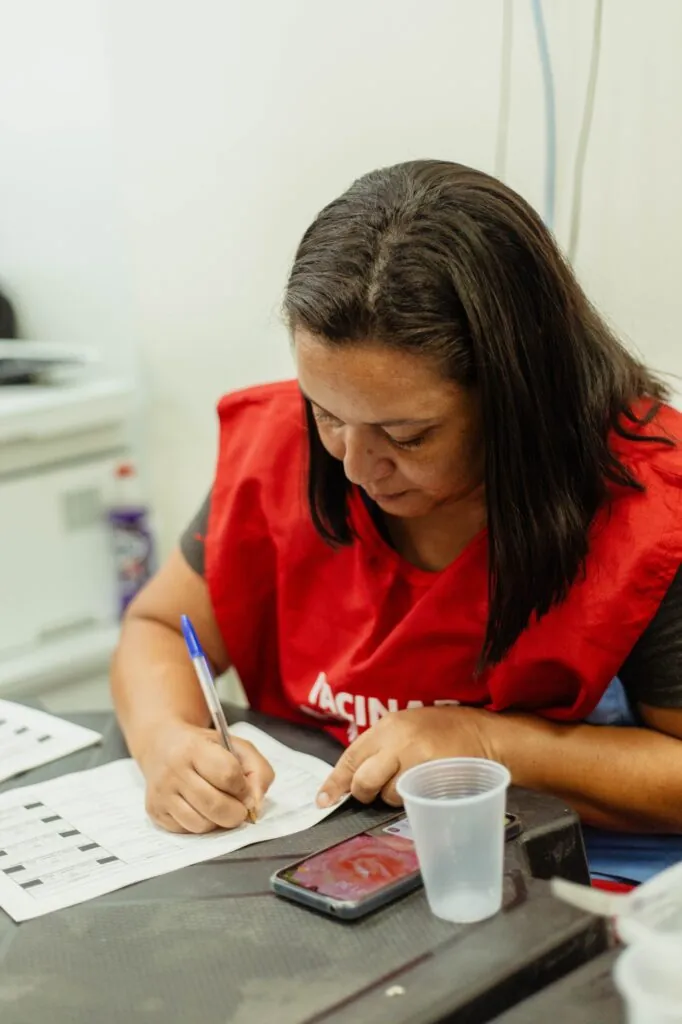 Pessoas recebem vacina contra a gripe em posto de atendimento da Prefeitura de Maricá. Ação reforçou imunização.