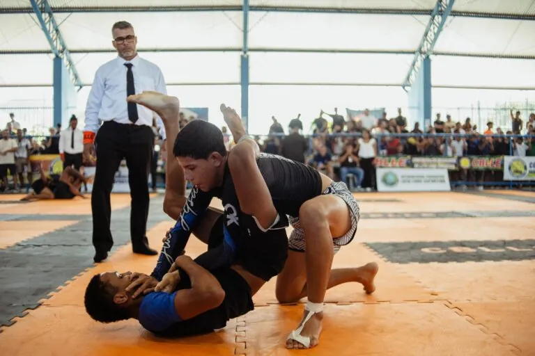 Atletas competem em evento de luta livre esportiva Maricá Grappling 2026 na Arena Itaipuaçu, Maricá.