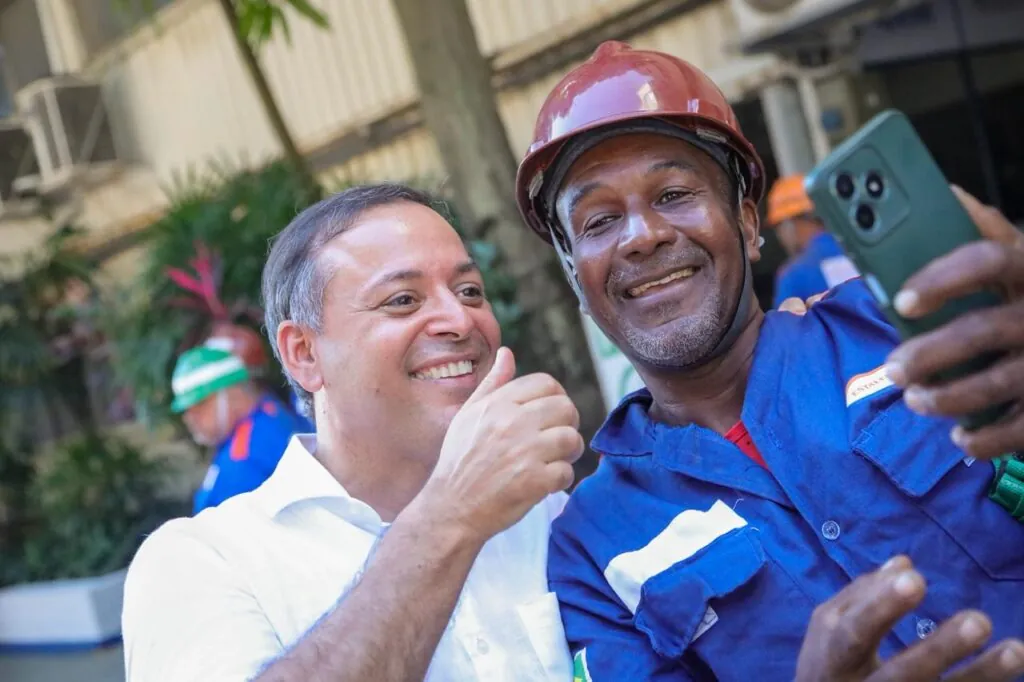 Prefeito Rodrigo Neves e CEO Miro Arantes assinam adesão do Estaleiro Mauá ao Refis em Niterói, RJ.