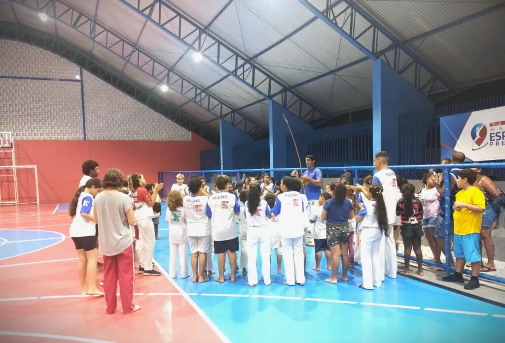 Crianças e adultos praticam capoeira em aula gratuita do projeto Maricá Esporte Presente, em Maricá.