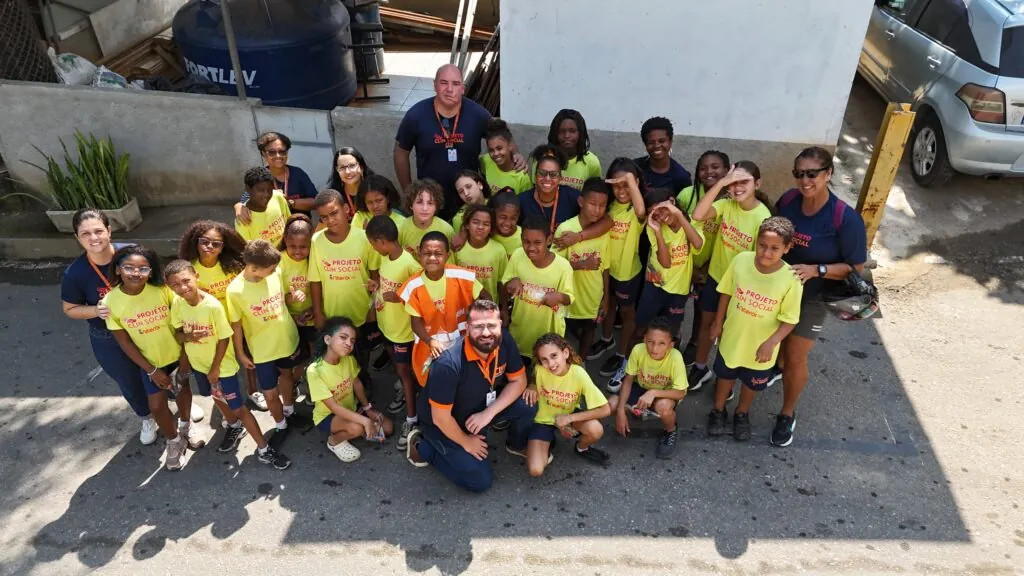 Crianças do projeto Clin Social aprendem sobre meio ambiente e trabalho dos garis na sede da Companhia de Limpeza de Niterói.