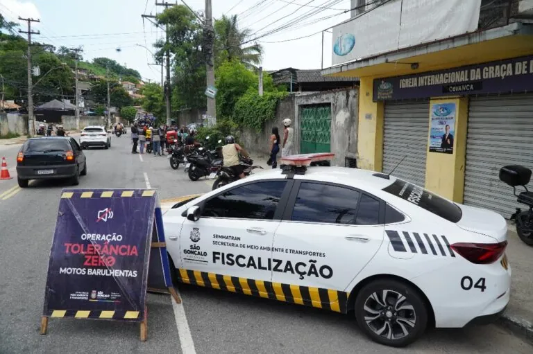 Agentes da Operação Tolerância Zero fiscalizam motocicletas em São Gonçalo para coibir irregularidades
