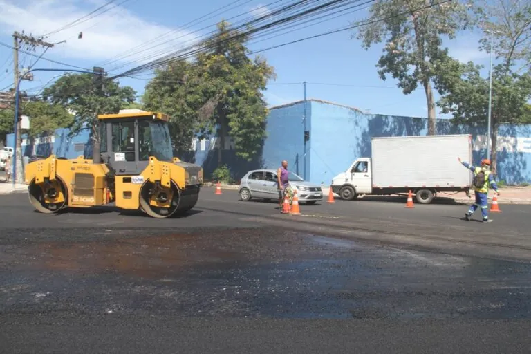 Guardas municipais orientam motoristas e pedestres sobre as novas mudanças no trânsito do bairro Alcântara, em São Gonçalo.