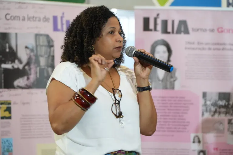 Exposição Lélia Gonzalez em São Gonçalo, com painéis educativos sobre a vida e legado da professora antirracista.