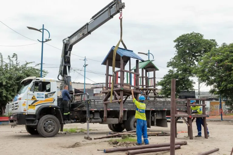 Equipes em São Gonçalo preparam a Praça da Trindade para obras de modernização, instalando tapumes.