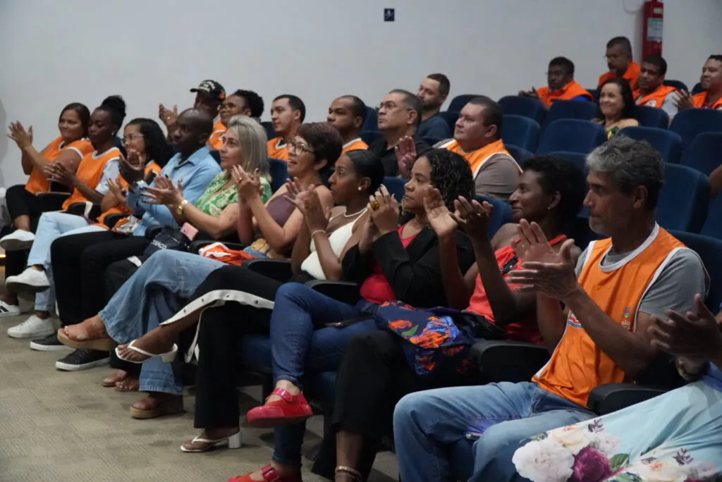 Participantes do Curso de Voluntários da Defesa Civil de São Gonçalo recebem certificados em solenidade na cidade.