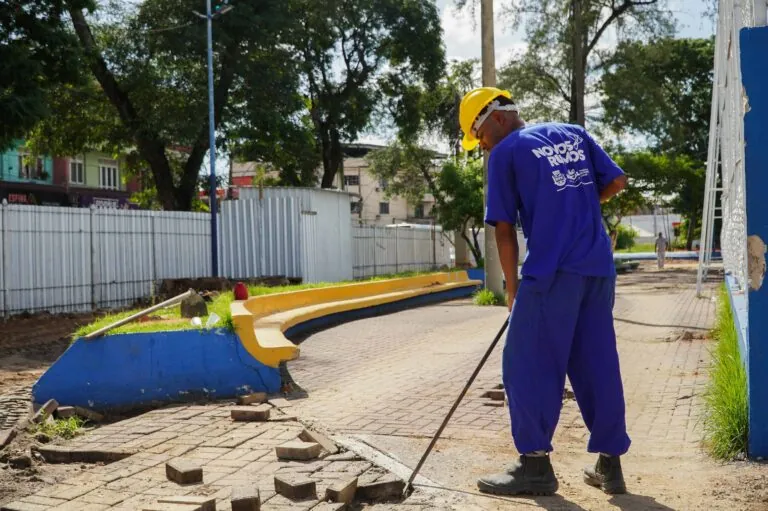 Operários trabalham na demolição de piso e estruturas na Praça da Trindade, em São Gonçalo, durante reforma.