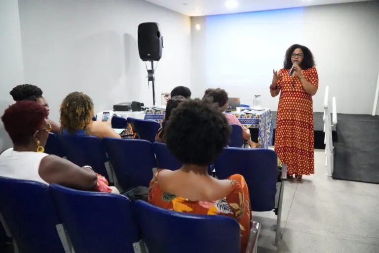 Educadores participam de colóquio sobre Lélia Gonzalez, antirracismo e antissexismo em São Gonçalo, RJ.
