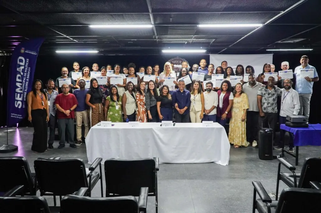 Agentes recebem certificados de curso de capacitação em São Gonçalo para combate ao álcool e drogas.